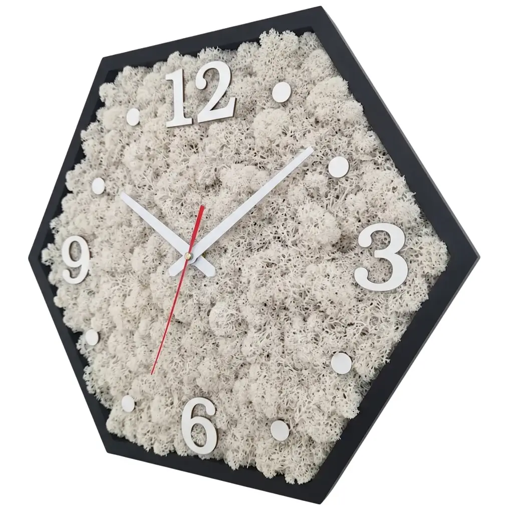 Hexagon-Wanduhr-aus-Holz-und-Islandmoos-black-white_result Шестигранний настінний годинник з чорною рамою, білим ісландським мохом та срібними цифрами