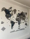 Сучасна 3D карта світу з дерева, Black & Grey Edition, на білій стіні з компасом (150-200 см).